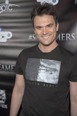Kash Hovey, 12 Nisan 2018 'de Los Feliz Tiyatrosu' nda Los Angeles Prömiyeri 'ne katılmıştır.