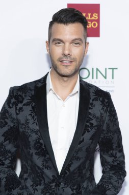 A.J. Gibson, 13 Ekim 2018 'de Beverly Hilton Hotel, Kaliforniya' da Los Angeles Onur Vakfı 'na katılıyor.