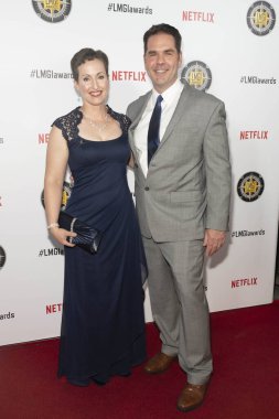 Sarah ve Michael Smith 7 Nisan 2018 'de Alex Theatre, Glendale' de düzenlenen 5. Geleneksel Konum Yöneticileri Birliği Uluslararası Ödülleri 'ne katıldılar.