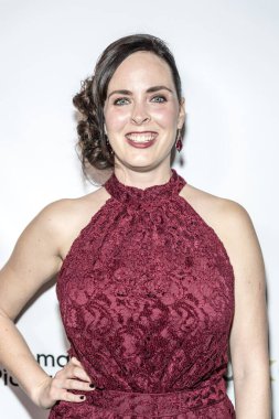 Jessica Hinkson kitap tanıtımına katılıyor. 2, 2 Aralık 2017 'de Los Angeles, Kaliforniya' daki Sinemacılar Grubu Galerisi 'nde.