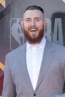 Aron Baynes, 25 Haziran 2018 'de Barker Hanger, Santa Monica, Kaliforniya' dan 2018 NBA Ödül Töreni 'ne katıldı.