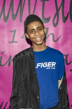 Bryce Xavier, 15 Haziran 2018 'de Los Angeles' taki Yüksek Görüş Kilisesi 'ndeki Çölyak Hastalıkları Vakfı yararına Jillian Estell' in Kırmızı Halı Doğum Günü Partisi 'ne katılıyor.