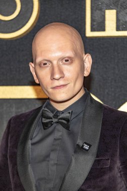 Anthony Carrigan, 17 Eylül 2018 'de Los Angeles Pasifik Tasarım Merkezi' ndeki Plaza 'da 70. Primetime Emmy Ödülleri' nin ardından HBOS Post Ödül Töreni 'ne katılıyor. 