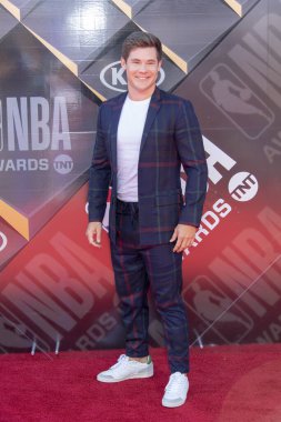 Adam Devine 25 Haziran 2018 'de Barker Hanger, Santa Monica, Kaliforniya' dan 2018 NBA Ödül Töreni 'ne katıldı.
