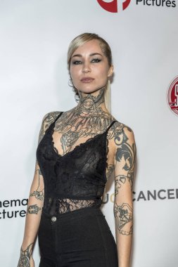 Sara Fabel kitap tanıtımına katılıyor. 2, 2 Aralık 2017 'de Los Angeles, Kaliforniya' daki Sinemacılar Grubu Galerisi 'nde.