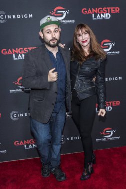James Cullen Bressack, Caroline Williams 29 Kasım 2017 'de Mısır Tiyatrosu' nda Gangster Land Premiere 'e katıldı.