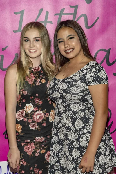 Sophia Rossil Tara Kitterman Besucht Jillian Estells Red Carpet Geburtstagsparty — Stockfoto