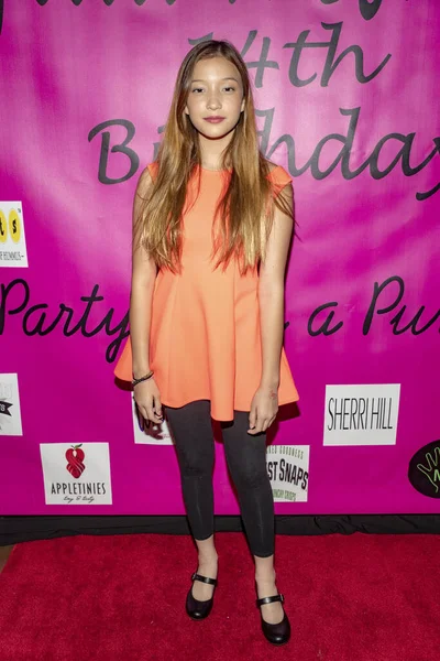 Saylor Curda, 15 Haziran 2018 'de Yüksek Görüş Kilisesi' ndeki Çölyak Hastalıkları Vakfı yararına Jillian Estell 'in Kırmızı Halı Doğum Günü Partisi' ne katılıyor.