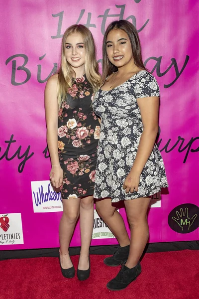 Sophia Rossil Tara Kitterman Deltar Jillian Estells Red Carpet Födelsedagsfest — Stockfoto