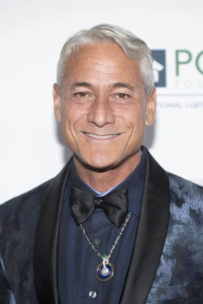 Greg Louganis, 13 Ekim 2018 'de Beverly Hilton Hotel, Kaliforniya' daki Los Angeles 2018 galasına katıldı.