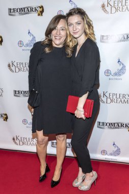 Amy Glazer, Isabella Blake-Thomas 30 Kasım 2017 'de Regency Van Nuys Tesisi 16, Los Angeles, Kaliforniya' da Keplers Dream Premiere 'e katıldı. 