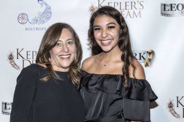 Amy Glazer, Esperanza Fermin 30 Kasım 2017 'de Regency Van Nuys Tesisi 16, Los Angeles, Kaliforniya' da Keplers Dream Premiere 'e katıldı. 