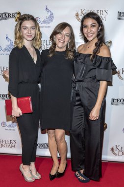 Isabella Blake-Thomas, Amy Glazer, Esperanza Fermin 30 Kasım 2017 tarihinde Regency Van Nuys Tesisi 16, Los Angeles, Kaliforniya 'da Keplers Dream Premiere' e katıldı. 