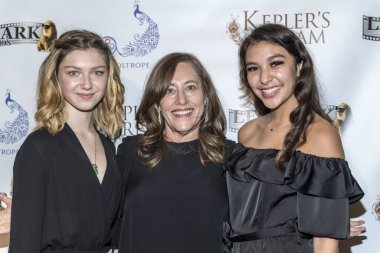 Isabella Blake-Thomas, Amy Glazer, Esperanza Fermin 30 Kasım 2017 tarihinde Regency Van Nuys Tesisi 16, Los Angeles, Kaliforniya 'da Keplers Dream Premiere' e katıldı. 