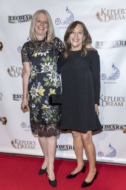 Sylvia Brownrigg, Amy Glazer 30 Kasım 2017 'de Regency Van Nuys Tesisi 16, Los Angeles, Kaliforniya' da Keplers Dream Premiere 'e katıldı. 