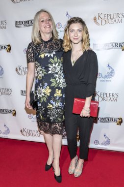 Sylvia Brownrigg, Isabella Blake-Thomas 30 Kasım 2017 'de Regency Van Nuys Tesisi 16, Los Angeles, Kaliforniya' da Keplers Dream Premiere 'e katıldı. 