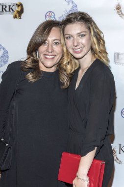 Amy Glazer, Isabella Blake-Thomas 30 Kasım 2017 'de Regency Van Nuys Tesisi 16, Los Angeles, Kaliforniya' da Keplers Dream Premiere 'e katıldı. 