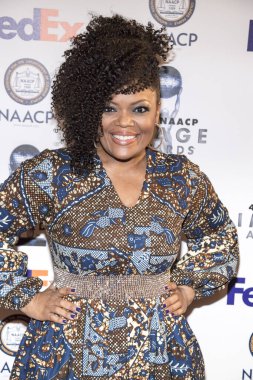 Yvette Nicole Brown, 14 Ocak 2018 'de Pasadena Konferans Binası, Pasadena' da televizyon dışı ödül törenine katılıyor.