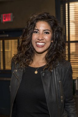 Stephanie Beatriz Brooklyn 9-9 - 99. bölüm bölüm pastası kesimine katılıyor. 4 Eylül 2017 'de CBS Radford Sahne 12, Kaliforniya' da..