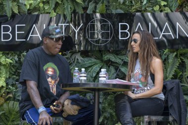 Dennis Rodman ve Jennifer Cohen 10 Mart 2019 'da Jennifer Cohen' in Westfield Century City, Los Angeles 'ta Dennis Rodman ile yaptığı canlı yayın etkinliğine katıldı.