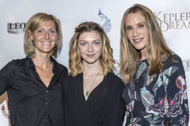 Elizabeth Blake-Thomas, Isabella Blake-Thomas, Kelly Lynch 30 Kasım 2017 'de Regency Van Nuys Tesisi 16, Los Angeles, Kaliforniya' da Keplers Dream Premiere 'e katıldı. 