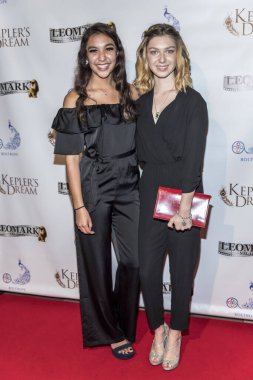 Esperanza Fermin, Isabella Blake-Thomas 30 Kasım 2017 'de Regency Van Nuys Tesisi 16, Los Angeles, Kaliforniya' da Keplers Dream Premiere 'e katıldı. 