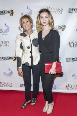 Nancy Schreiber, Isabella Blake-Thomas 30 Kasım 2017 'de Regency Van Nuys Tesisi 16, Los Angeles, Kaliforniya' da Keplers Dream Premiere 'e katıldı. 