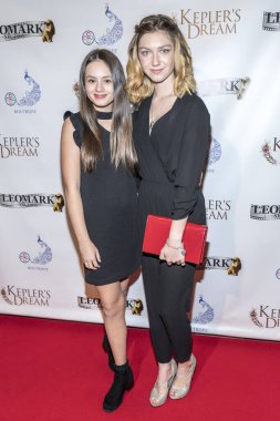 Jaime Adler, Isabella Blake-Thomas 30 Kasım 2017 'de Regency Van Nuys Tesisi 16, Los Angeles, Kaliforniya' da Keplers Dream Premiere 'e katıldı. 