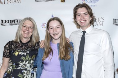 Sylvia Brownrigg ve çocukları Sam ve Romilly 30 Kasım 2017 'de Regency Van Nuys Tesisi 16, Los Angeles, Kaliforniya' da Keplers Dream Premiere 'e katıldı. 