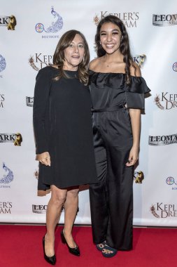 Amy Glazer, Esperanza Fermin 30 Kasım 2017 'de Regency Van Nuys Tesisi 16, Los Angeles, Kaliforniya' da Keplers Dream Premiere 'e katıldı. 