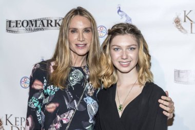 Kelly Lynch, Isabella Blake-Thomas 30 Kasım 2017 'de Regency Van Nuys Tesisi 16, Los Angeles, Kaliforniya' da Keplers Dream Premiere 'e katıldı. 