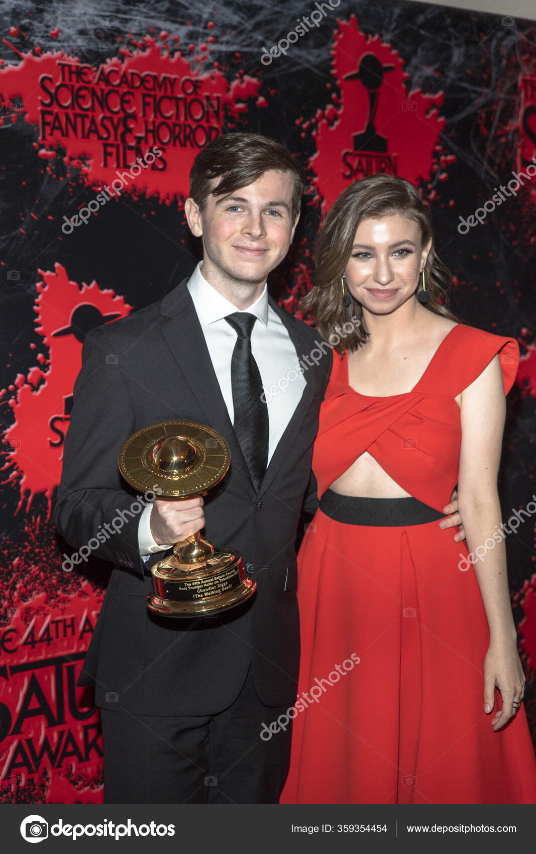 Chandler Riggs Katelyn Nacon Asisten Los 44º Premios Saturno Anuales — Foto editorial de stock