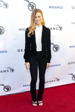 Allison Holton, 6 Ekim 2018 tarihinde Los Angeles, Kaliforniya 'daki Spectra, Pasifik Tasarım Merkezi' nde 2018 Geanco Vakfı Hollywood galasına katılır.