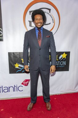 Rico E. Anderson, 30 Eylül 2018 'de Alex Theatre, Glendale, Kaliforniya' da düzenlenen 2. Yıllık HAPAWARDS, Hollywood ve Afrika Prestijli Ödüllerine katıldı.