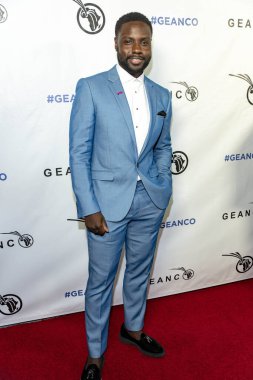 Dayo Okeniyi, 6 Ekim 2018 tarihinde Los Angeles, Kaliforniya 'daki Spectra, Pasifik Tasarım Merkezi' nde 2018 Geanco Vakfı Hollywood galasına katıldı.