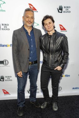 Jeremy Podeswa, Kimberly Peirce, 20 Eylül 2018 'de Batı Hollywood, Kaliforniya' da 10. Yıldönümü Heath Ledger Bursunu sunar.