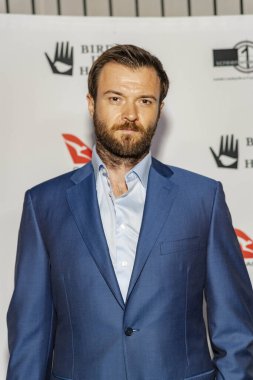 Costa Ronin, 20 Eylül 2018 'de Batı Hollywood, Kaliforniya' daki Chateau Marmont 'ta 10. Yıldönümü Heath Ledger bursunu sunar.