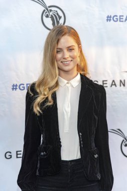 Allison Holton, 6 Ekim 2018 tarihinde Los Angeles, Kaliforniya 'daki Spectra, Pasifik Tasarım Merkezi' nde 2018 Geanco Vakfı Hollywood galasına katılır.