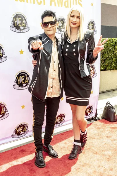 费尔德曼 Corey Feldman 和考特尼 米切尔 Courtney Anne Mitchell 出席2018年4月15日在加州环球剧场举行的第三届年度青年艺人奖 — 图库照片