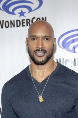 Henry Simmons 2019 WonderCon 'a katılıyor. 