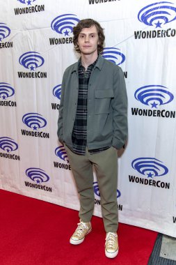 Evan Peters 2019 WonderCon 'a katılıyor - 20th Century Fox' un 