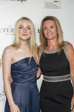 Dakota Fanning, Cindy Osbrink, 7 Kasım 2019 'da Taglyan Kompleksi' nde Yetenek Yöneticileri Derneği tarafından sunulan 15. Yıllık Heller Ödüllerine katıldı.