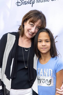 Beth Hall ve kızı 9. Geleneksel TJ Martell Vakfı 'nın Los Angeles' taki The Historical Adobe 'daki Los Angeles Aile Günü' ne 6 Ekim 2018 'de katıldı.