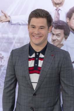 Adam Devine, 25 Temmuz 2019 'da Paramount Stüdyoları, Los Angeles' taki 
