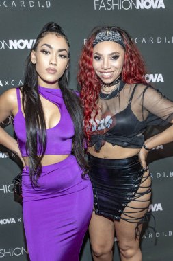 Marlie ve Ebie 14 Kasım 2018 'de BOULEVARD 3, Los Angeles, Kaliforniya' da Moda Nova X Cardi B fırlatma etkinliğine katıldılar..