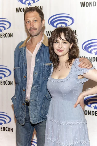 Ebon Moss Bachrach Ashleigh Cummings Assistir 2019 Wondercon Sala Imprensa — Fotografia de Stock