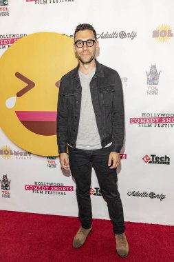 George Aivaliotus 20 Nisan 2019 'da TCL Çin Tiyatrosu 6, Hollywood, CA' da 2019 Hollywood Kısa Komedi Film Festivali 'ne katıldı.