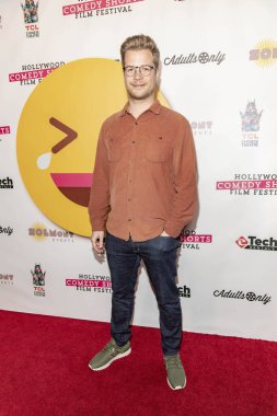 Tom Savage 20 Nisan 2019 'da TCL Çin Tiyatrosu 6, Hollywood, CA' da 2019 Hollywood Kısa Komedi Film Festivali 'ne katıldı.