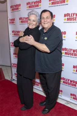 Lee Meriwether, Burt Ward 13 Kasım 2018 'de Hollywood Müzesi, Losa Angeles, CA' daki 