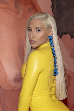 Abella Tehlike, 11 Ekim 2019 'da Los Angeles Orpheum Tiyatrosu' nda 2.